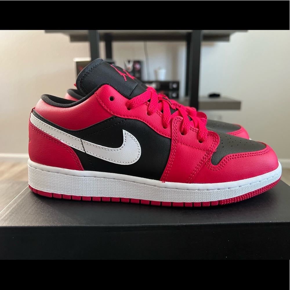 Air jordan 1 Low SE size GS 5.5Y/ 7W very berry new, never used, no lid